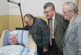 Vido Mačiulio nuotraukoje: pas kolegą Bronių Juršę apsilankė LŽS nariai Ričardas Šaknys, Steponas Gečas ir Zenonas Šiaučiulis (dešinėje)